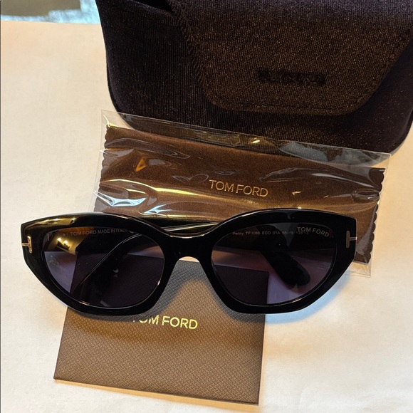 Tom Ford NIB Penny FT1086 Sunglasses in Black Full Inclusion 55 - 19 - 135 - Picture 4 of 16